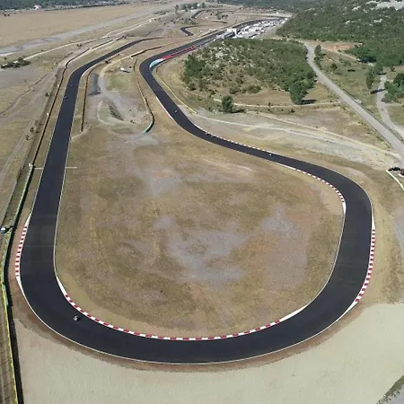 Hotel Sandi - Free Parking 4*