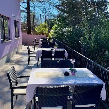 Hotel Sandi - Free Parking 4*