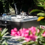 Sandi - Free Parking Отель