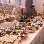 Sandi - Free Parking