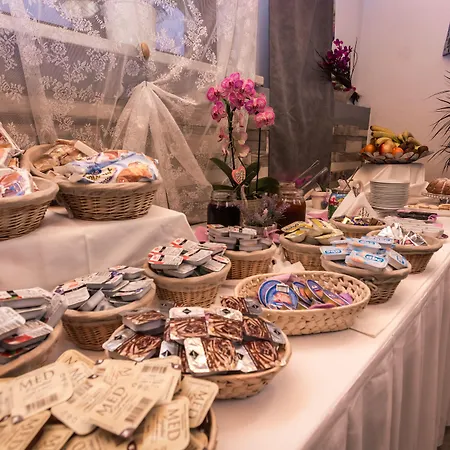 Sandi - Free Parking